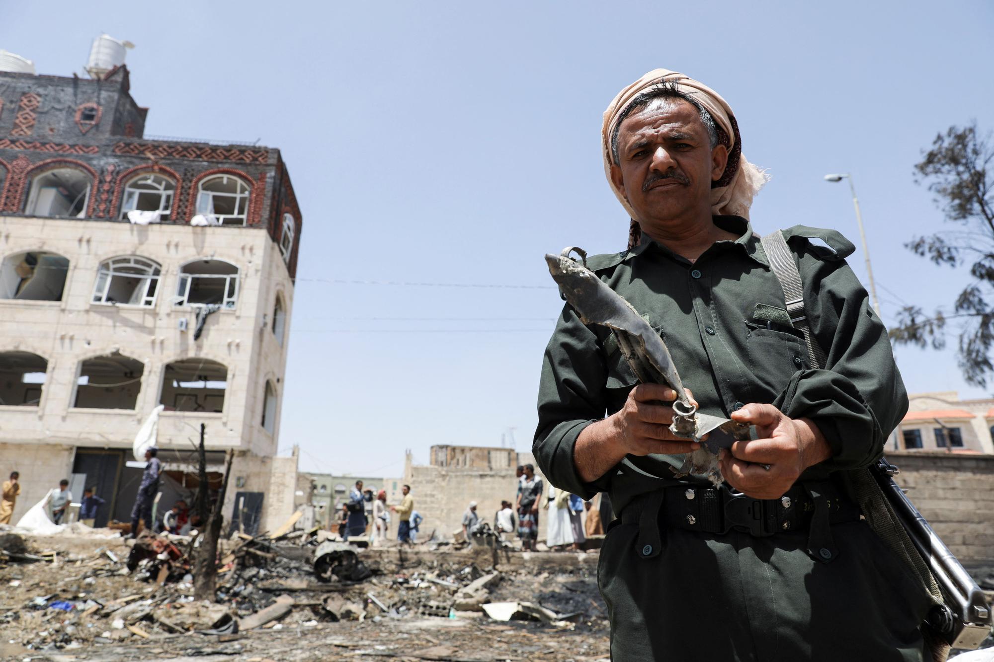 Policía muestra un fragmento de bomba en el lugar de un ataque saudí en Saná, Yemen.