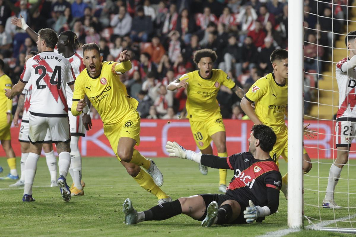 Stuani celebra eufòric el gol de l'empat a Vallecas.