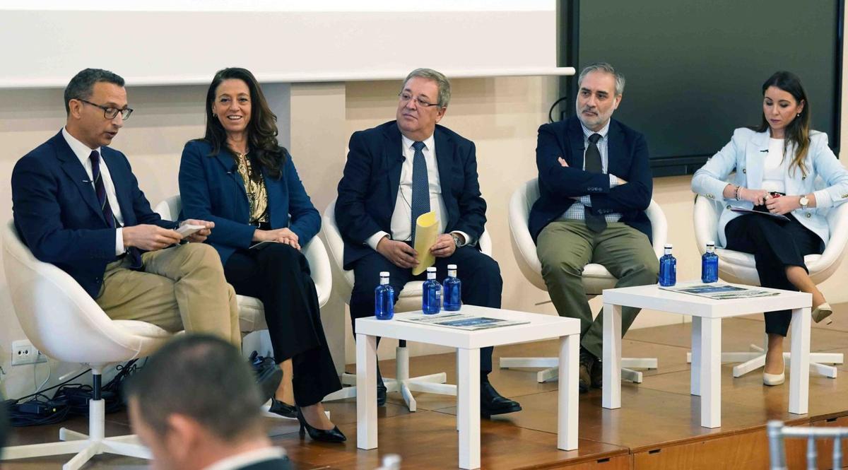 Matilde Mancha, consejera delegada de Acosol (segunda por la izquierda) intervino en una de las mesas redondas de la III edición de Aquaforum|