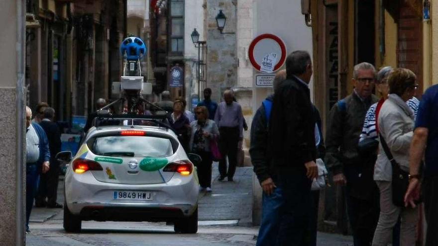 El coche de Google Street View graba en la rúa de los Francos, ayer.