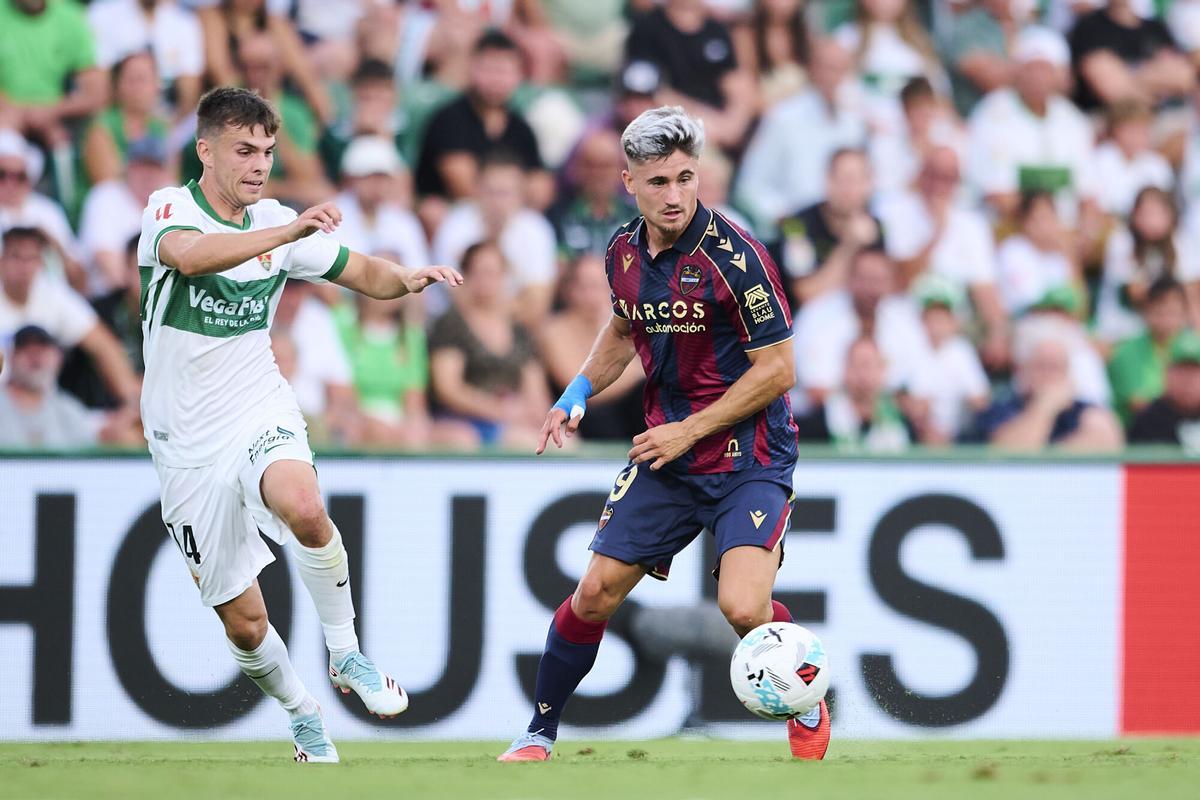 Aleix Febas of Elche CF competes for the ball with Ivan Romero of Levante UD during the Spanish League, LaLiga EA Sports, football match played between Elche CF and Levante UD at Estadio Manuel Martinez Valero on August 29, 2025 in Elche, Alicante, Spain. AFP7 29/08/2025 ONLY FOR USE IN SPAIN. Francisco Macia / AFP7 / Europa Press;2025;SPAIN;SPORT;ZSPORT;SOCCER;ZSOCCER;Elche CF v Levante UD - LaLiga EA Sports;