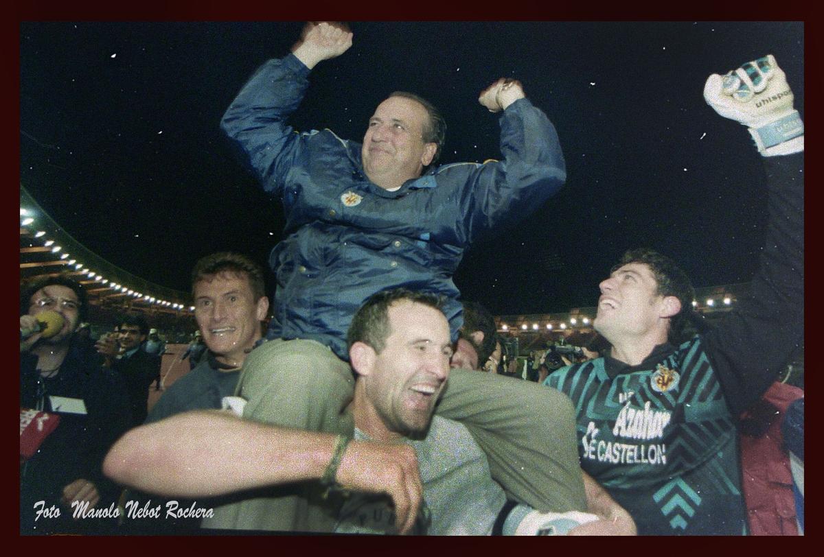 Fernando Roig, a hombros de Paco Salillas, junto a Palop y Luis Pascual en el estadio de San Lázaro la noche del ascenso a Primera.