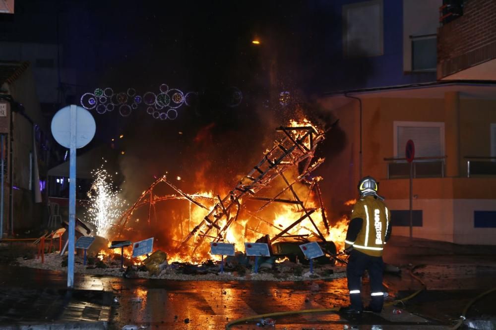 Cientos de personas, la mayoría adolescentes que quisieron disfrutar de la "cremá" y posterior "bañá" de los bomberos, se acercaron al barrio del Calvario para ver arder su hoguera