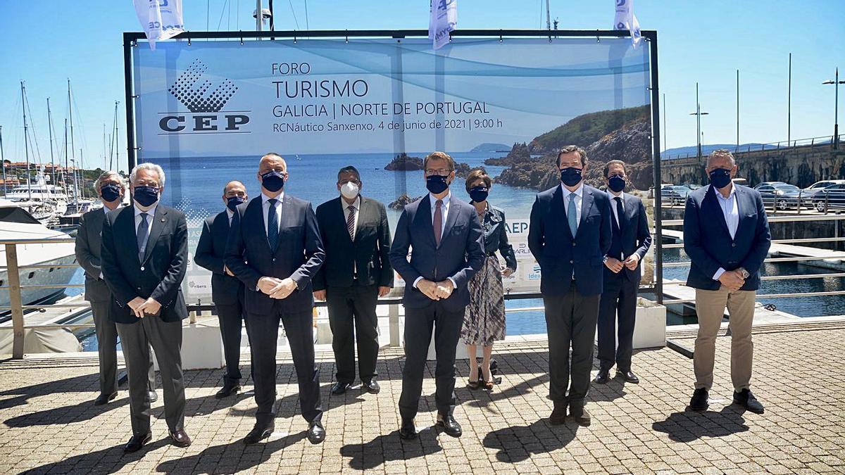 Alberto Núñez Feijóo (centro) posa en Sanxenxo con los demás participantes en el foro.