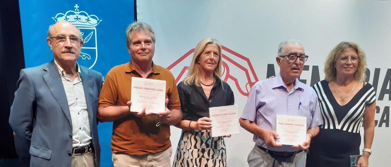 Imagen del alcalde de Rojales, Antonio Pérez y la edil Inmaculada Chazarra junto a familiares de las víctimas de los campos de concentración nazis