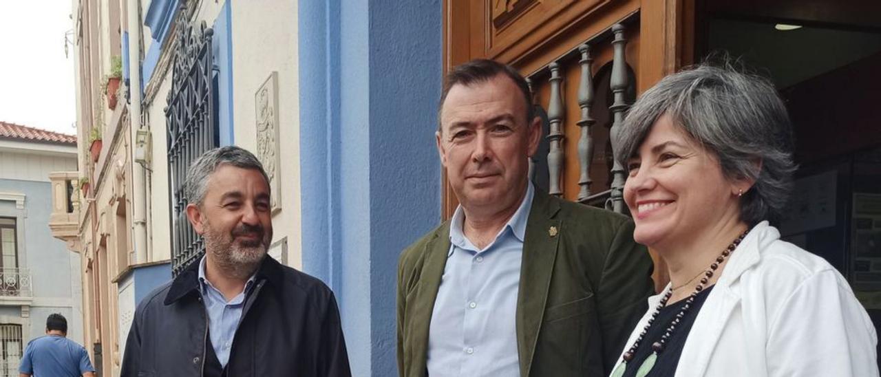 Por la izquierda, Alejandro Calvo, José Luis Trabanco y Sonia Puente, ayer, en la puerta del Ayuntamiento de Grado. | S. Arias