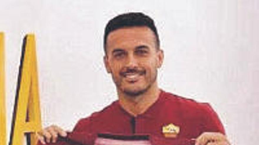 Pedro posa con la camiseta de la Roma tras firmar por tres temporadas