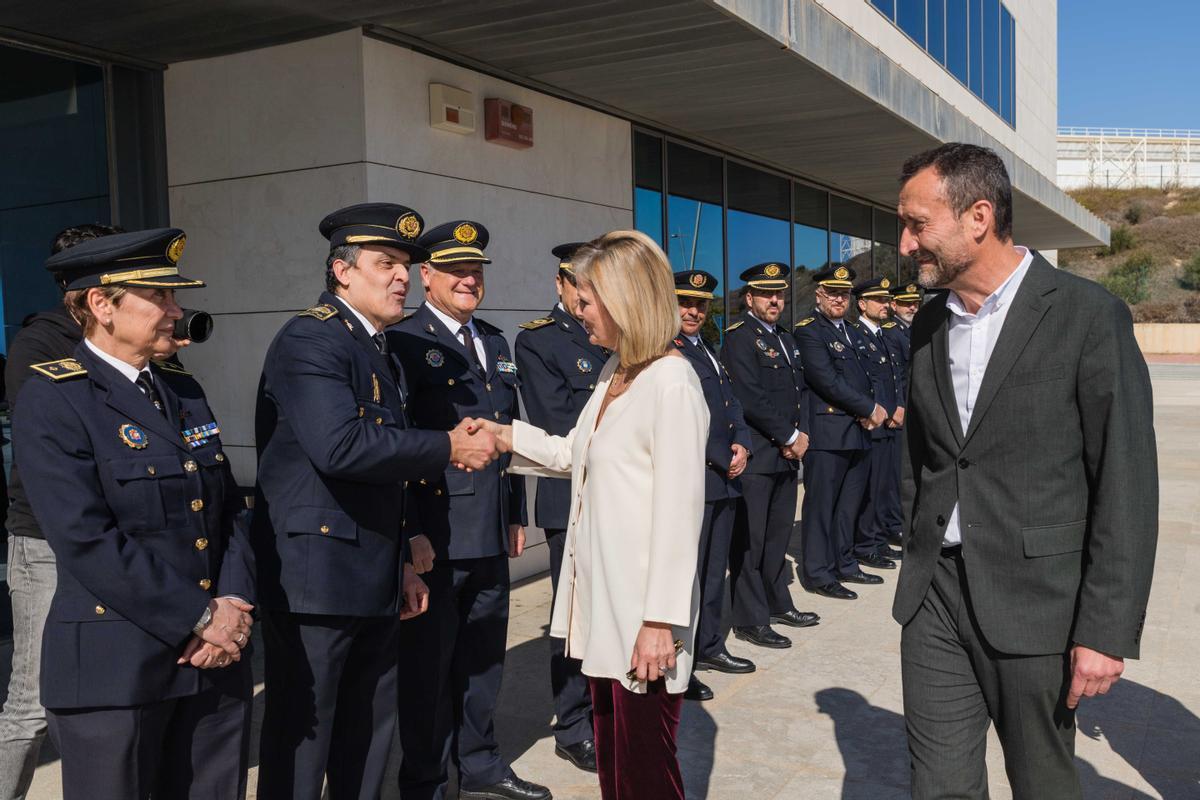 La consellera Gabriela Bravo saluda al Jefe de la Policía Local de Elche, César Zaragoza, en la compañía de Carlos González