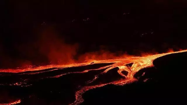 Turistas recorren zonas cubiertas por ríos de lava tras la erupción del volcán Etna