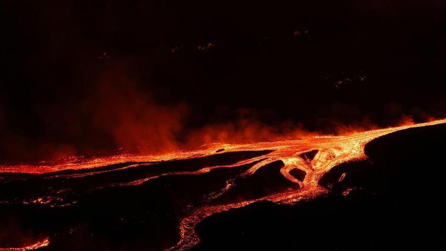 Turistas recorren zonas cubiertas por ríos de lava tras la erupción del volcán Etna