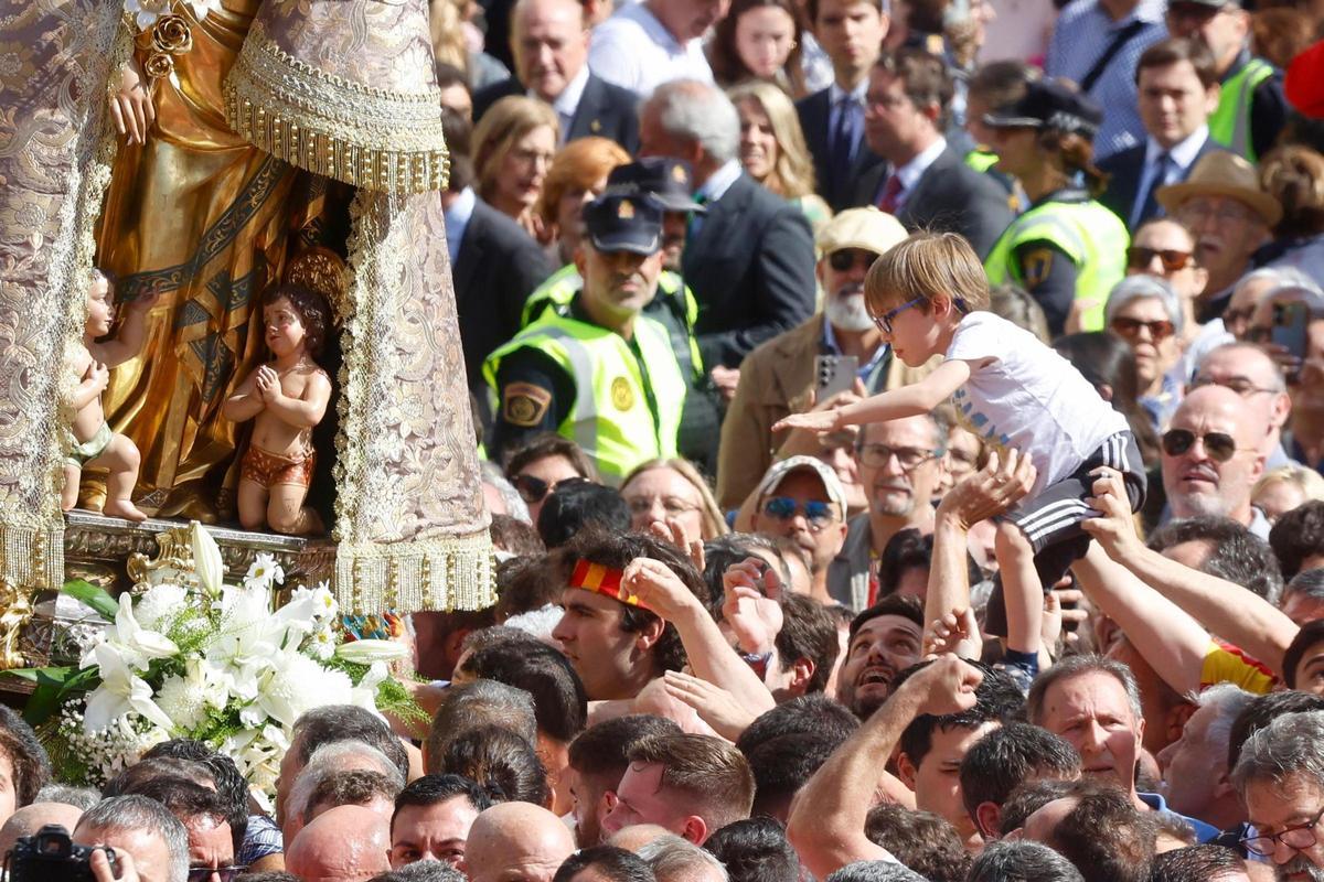 La Virgen sale al Traslado con un manto "Terreta" donado por la fallera mayor de València: todas las imágenes