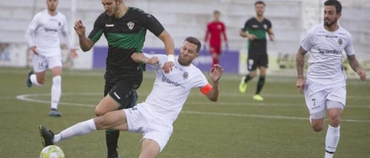 El capitán del Olímpic, Berna Ballester, pugna por un balón con un rival del Elche B, anteayer domingo en el partido en la Murta.