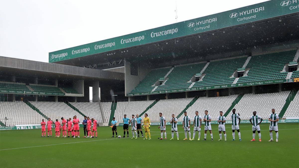 Los jugadores del Córdoba CF y el Tamaraceite, ayer en El Arcángel, minutos antes de iniciarse el encuentro.