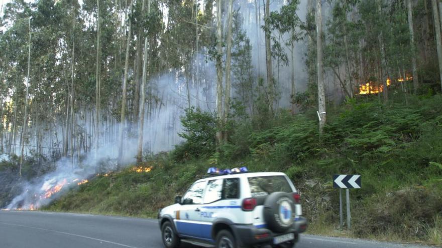 Imagen de archivo de una patrulla autonómica ante un incendio. // J.V.