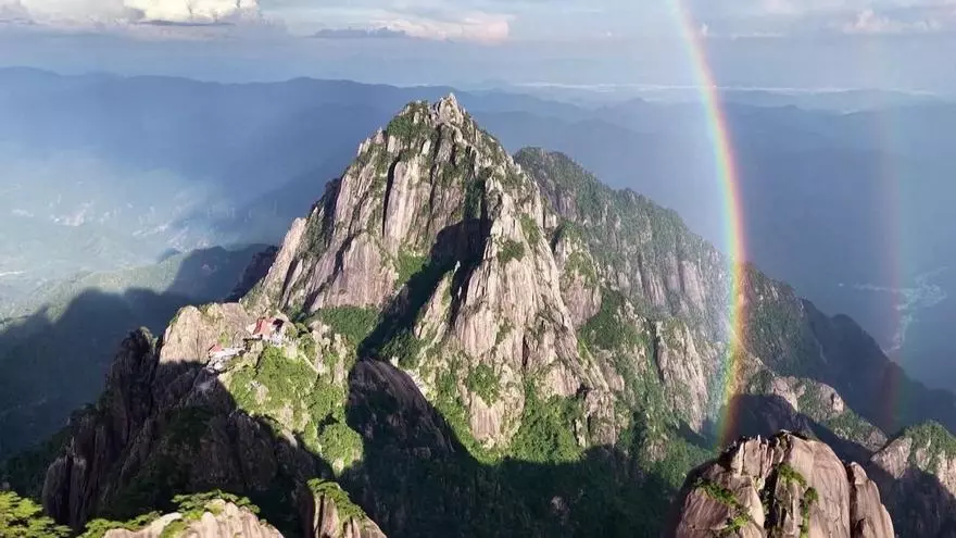 Un espectacular doble arcoíris sorprende a turistas en las montañas de Anhui, China
