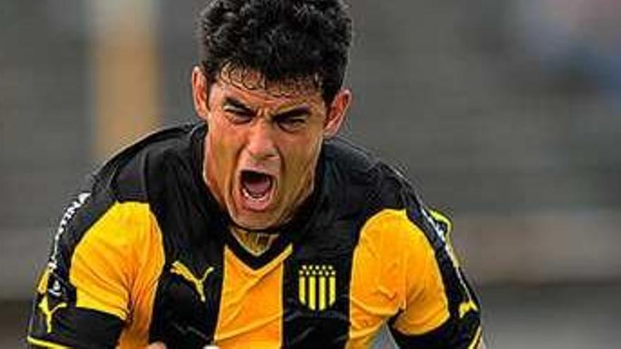 Luis Aguiar celebra un gol con el Peñarol.