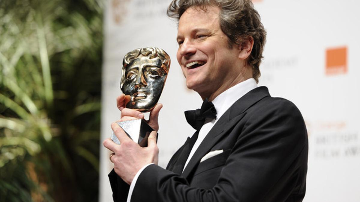 Colin Firth posa con el premio al mejor actor por 'El discurso del rey', el domingo, en Londres.