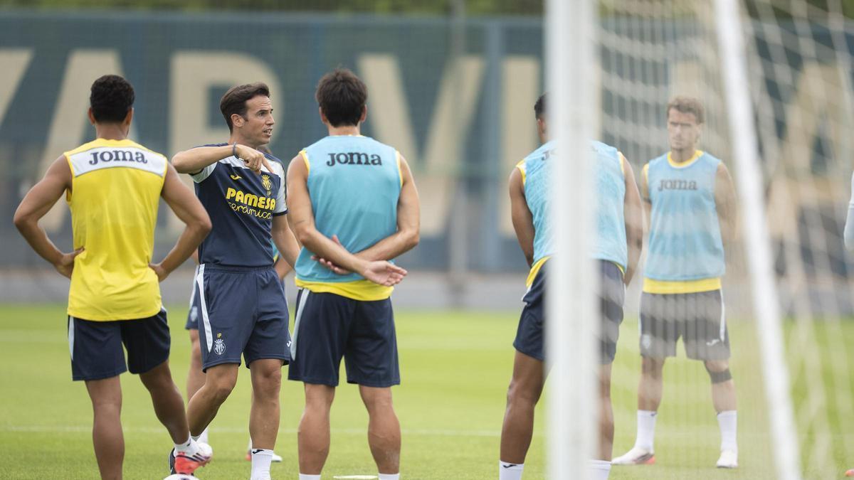 Iñigo Pérez da órdnes durante el entrenamiento del lunes.