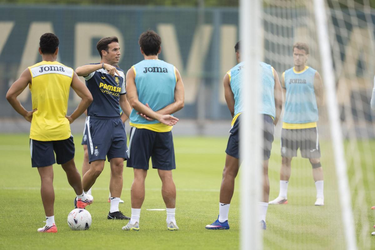 Iñigo Pérez da órdnes durante el entrenamiento del lunes.