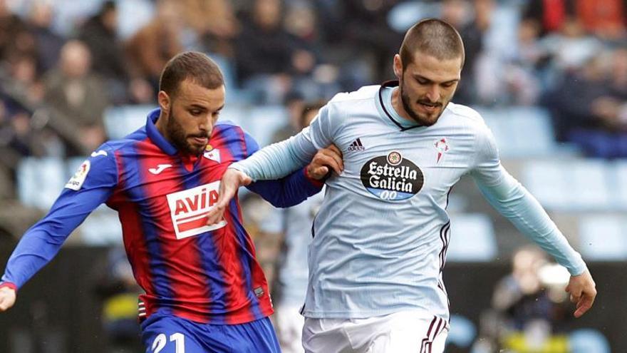 Una jugada del Celta-Eibar.