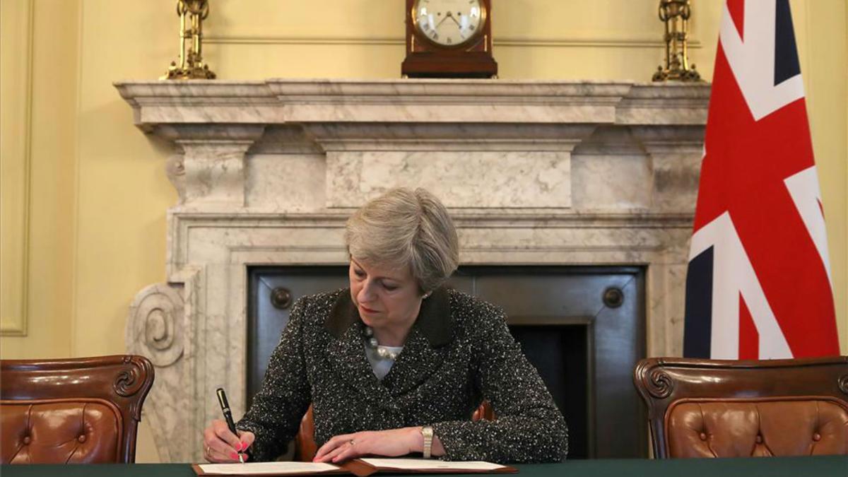 la-primera-ministra-may-firma-el-brexit