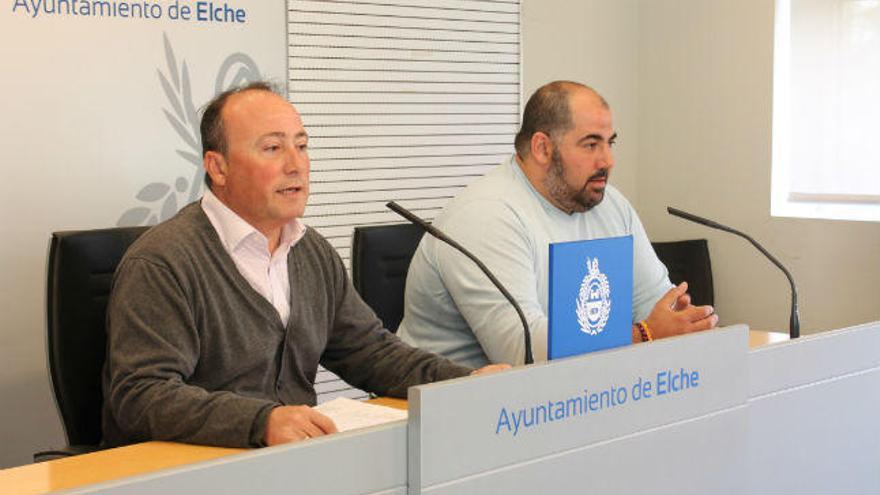 A la izquierda, Justino Delgado, concejal de Transportes del Ayuntamiento de Elche. A la derecha, Tomás Jorge Martínez, representante de los taxistas ilicitanos