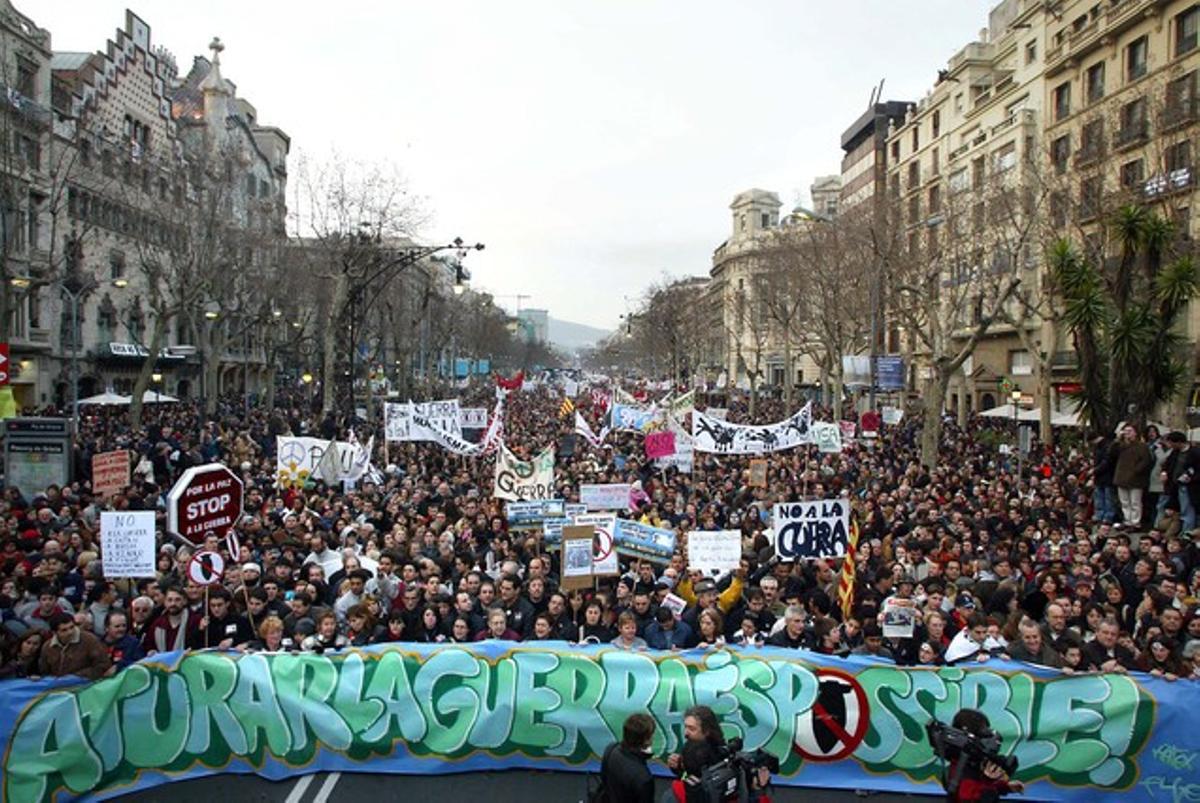 La marcha se opuso al Gobierno de Aznar, que apoyaba la intervención militar de EEUU en Irak. En la foto, la cabecera de la manifestación con el lema: ’Aturar la guerra es posible’.