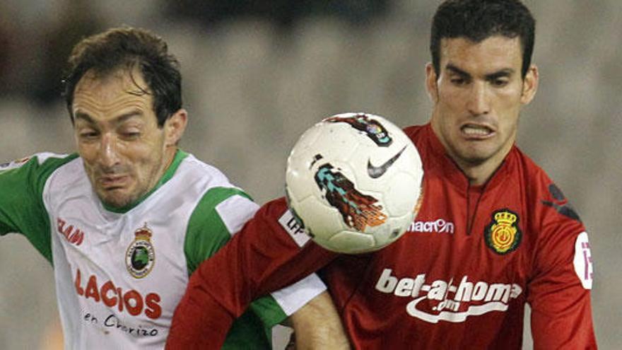 El delantero del Racing de Santander, Pedro Munitis (i), disputa un balón con el jugador del Mallorca, Alejandro Alfaro, durante el encuentro correspondiente a la trigésimo tercera jornada de Liga de Primera División, que han disputado esta noche en el estadio del Sardinero, en Santander.