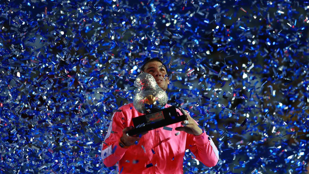 Rafa Nadal levanta el trofeo de campeón de Acapulco en 2020
