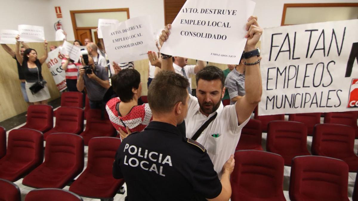 La policía desaloja a los trabajadores de los tanatorios del salón de plenos