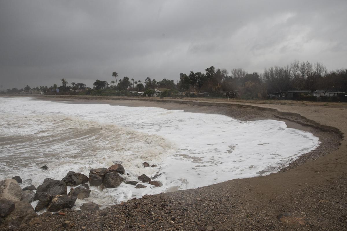 El Temporal estalla contra Cases de Queralt se lleva arena de Malvasur e inunda calles en Almardà El Temporal estalla contra Cases de Queralt se lleva arena de Malvasur e inunda calles en Almardà