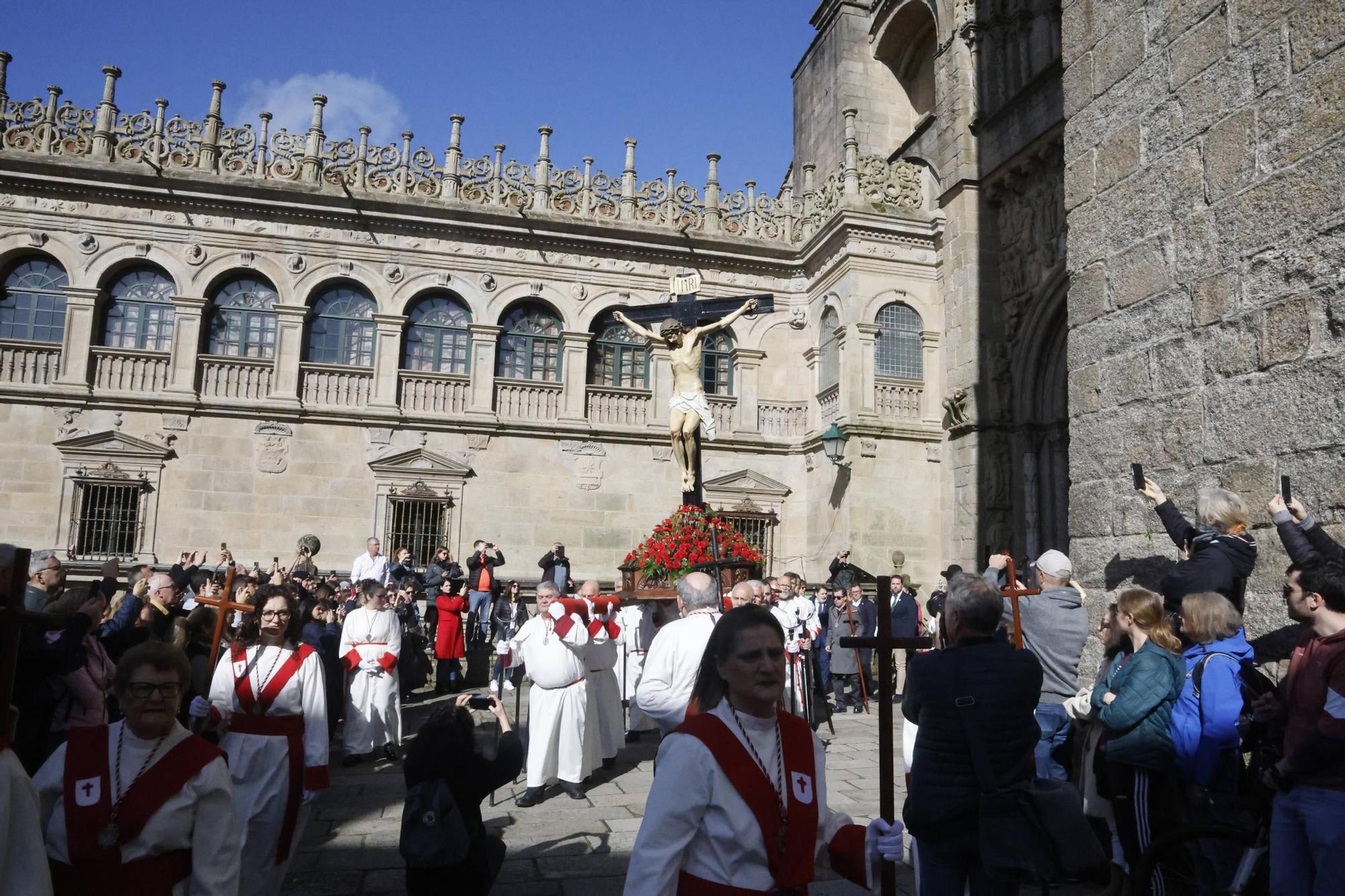 La procesión del Cristo de la Paciencia despide la Semana Santa compostelana