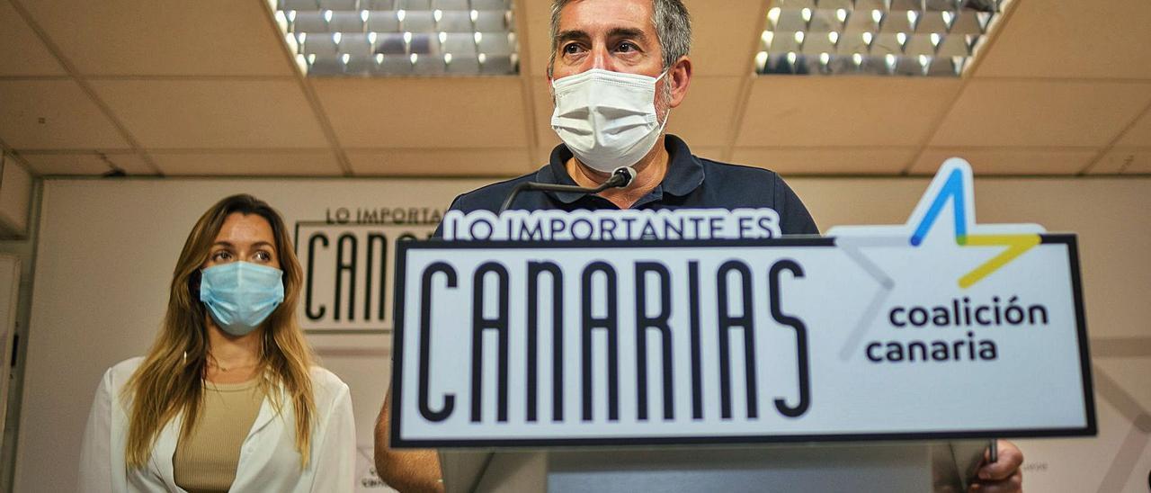 La portavoz de Coalición Canaria-PNC, María Fernández, y el secretario general, Fernando Clavijo.