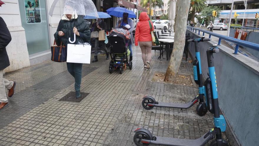 Los patinetes se dejan aparcados en cualquier calle de Palma.