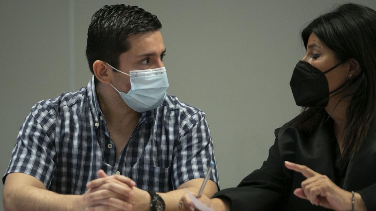 Jorge Ignacio P. J., el presunto asesino en serie, mira fijamente a su letrada antes del comienzo de la sesión de ayer. | MIGUEL ÁNGEL MONTESINOS