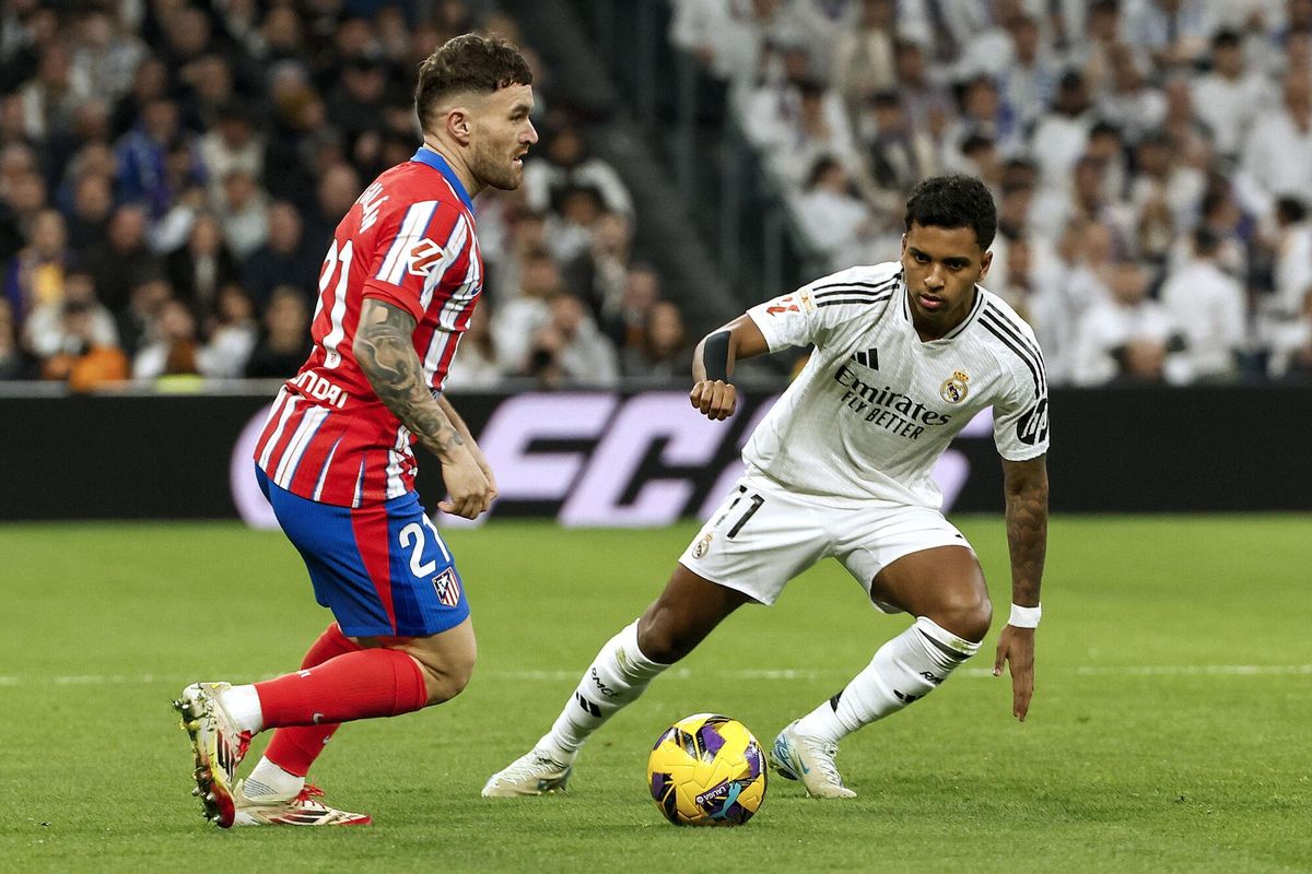 MADRID, 08/02/2025.- El delantero del Real Madrid Rodrygo Goes (d) pelea un balón con Javi Galán, del Atlético, durante el partido de LaLiga de fútbol que Real Madrid y Atlético de Madrid disputan este sábado en el estadio Santiago Bernabéu. EFE/Chema Moya