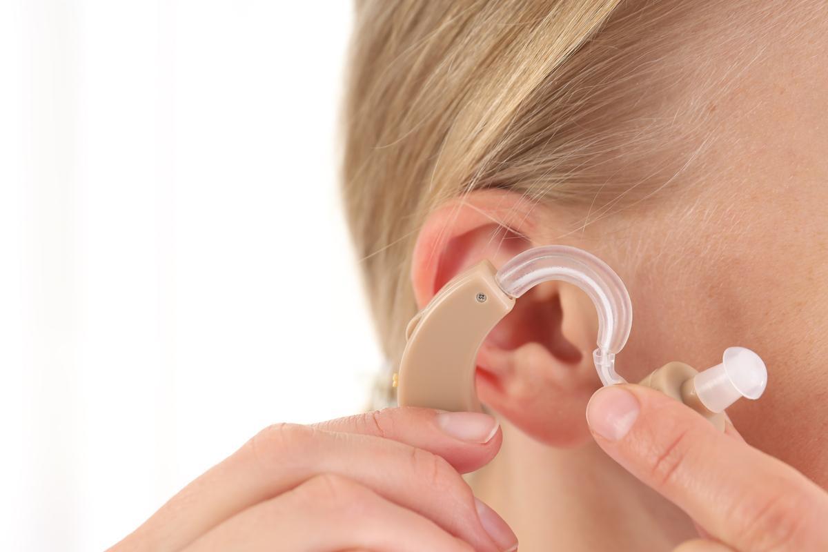 Otro problema generado por la pérdida auditiva son las caídas, tan frecuentes en las personas mayores