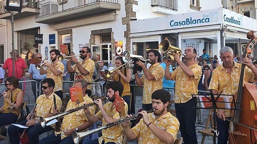 La Principal de Porqueres, en una audició al carrer.