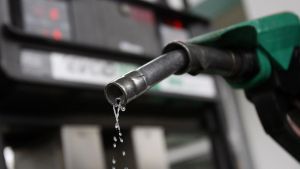 Archivo - Un surtidor de gasolina, en una imagen del archivo.