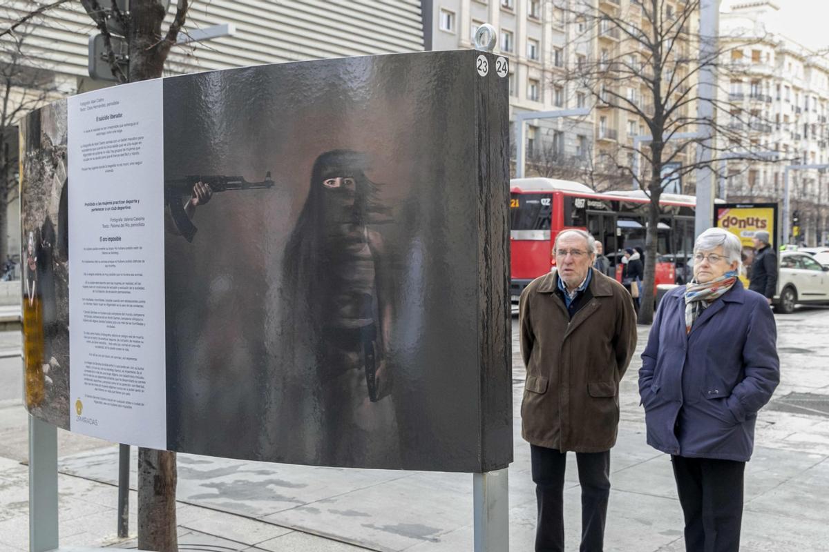 El pintor Joaquín Ferrer Millán y su inseparable Marina Gracia, este jueves en la exposición