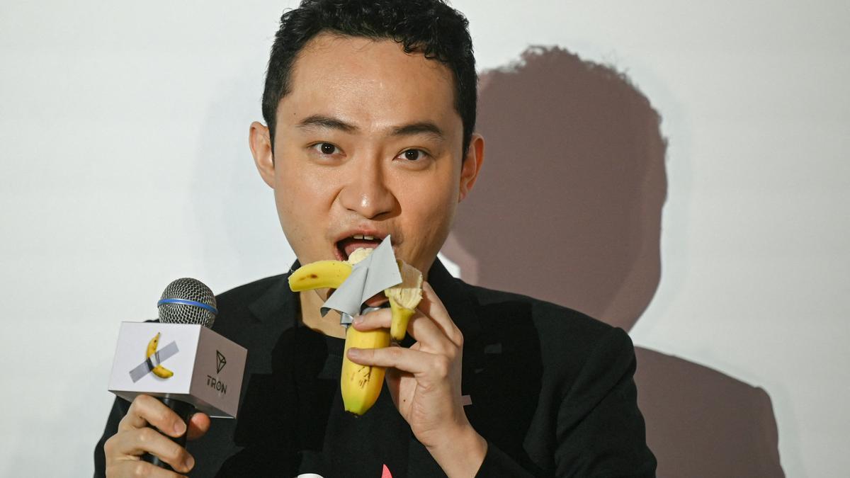 El empresario de criptomonedas chino Justin Sun cominéndose el plátano de Cattelan.