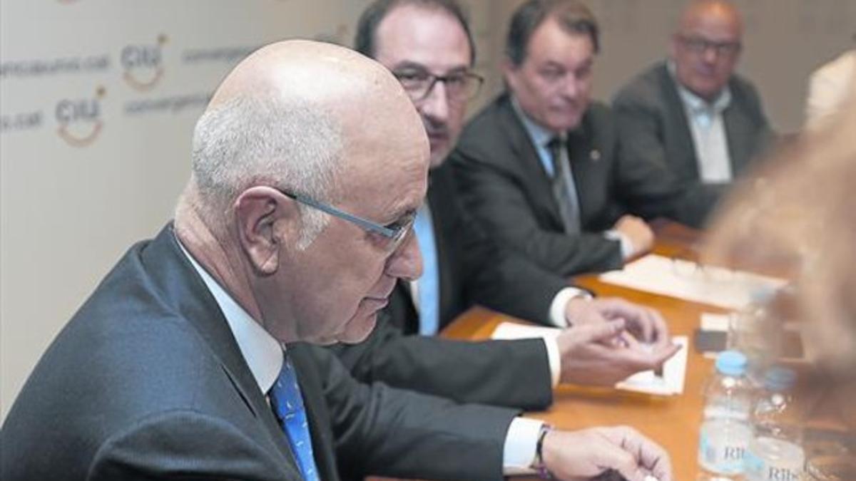 El líder de Unió, Josep Antoni Duran Lleida, junto a su número dos, Ramon Espadaler, y el 'president', Artur Mas, en una reunión de la ejecutiva de CiU, el pasado 16 de febrero.