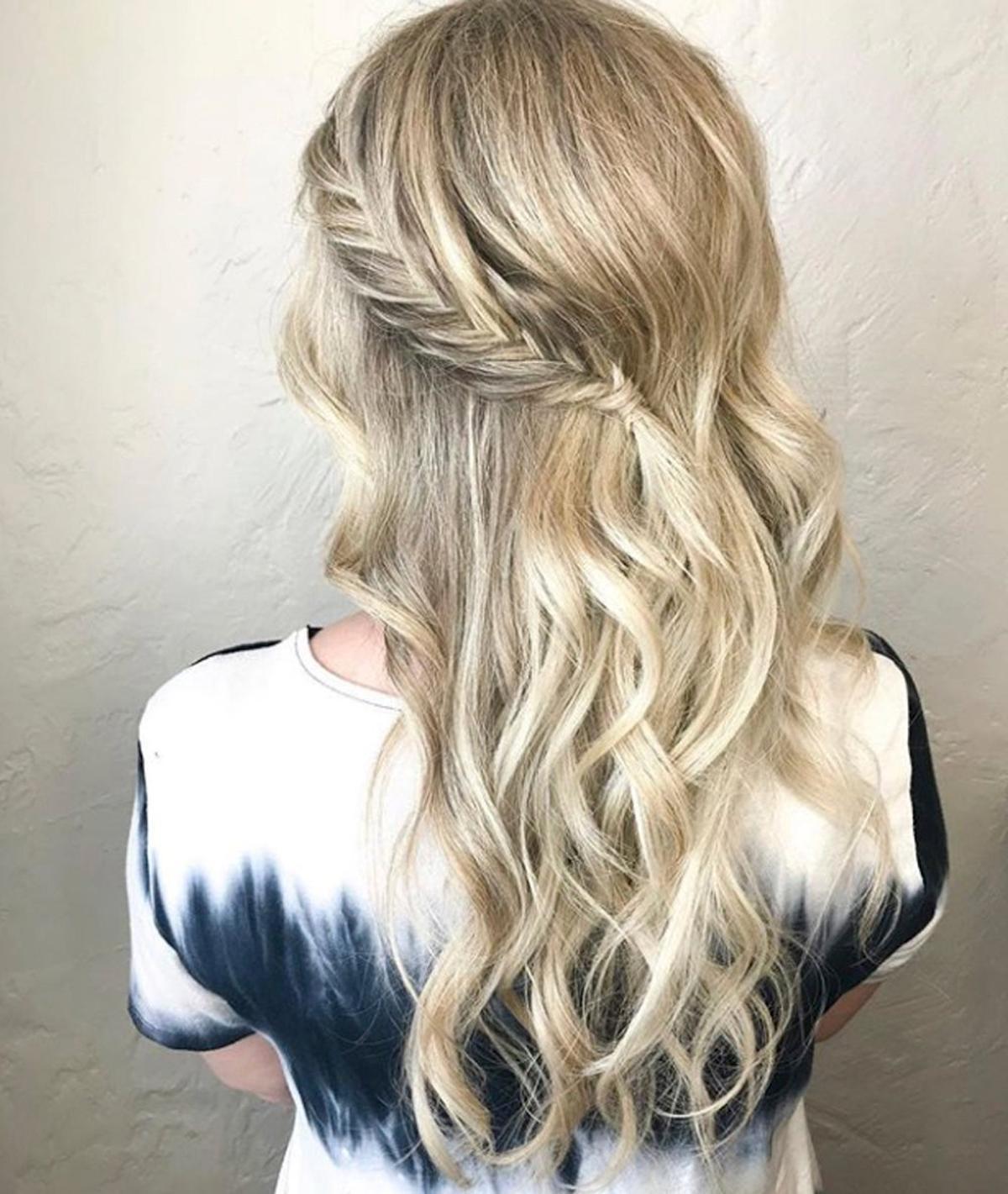 Semirrecogido con trenza lateral