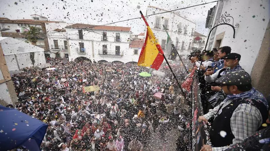 Vídeo | Abarrotada la plaza de Malpartida de Cáceres en la Pedida de la Patatera
