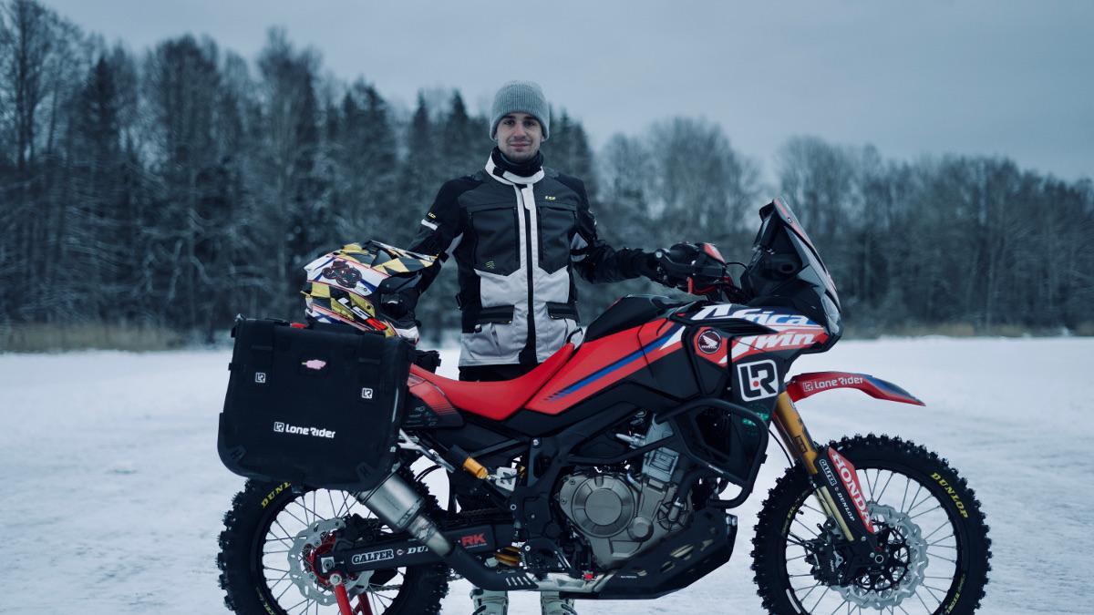 Kirian Mirabet presenta “La aventura infinita de los sueños” al manillar de una Africa Twin