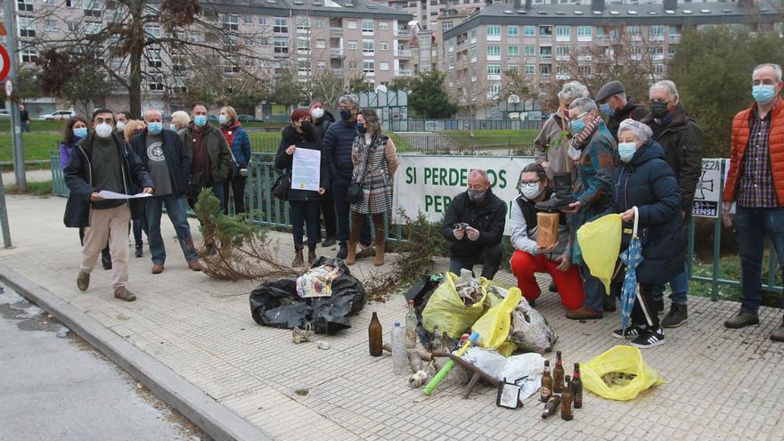Ecologistas dejan “la mierda” del Barbaña a las puertas del Concello para criticar la política ambiental