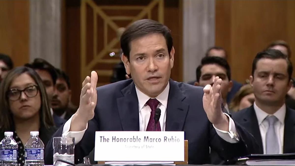 Un manifestante interrumpe a Marco Rubio en el Senado: "Quita tus manos de  Venezuela"