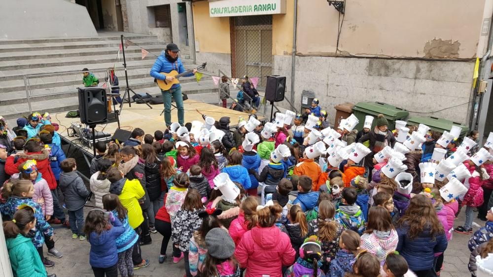 Berga enceta el Carnestoltes amb l'esmorzar de disfresses dels escolars