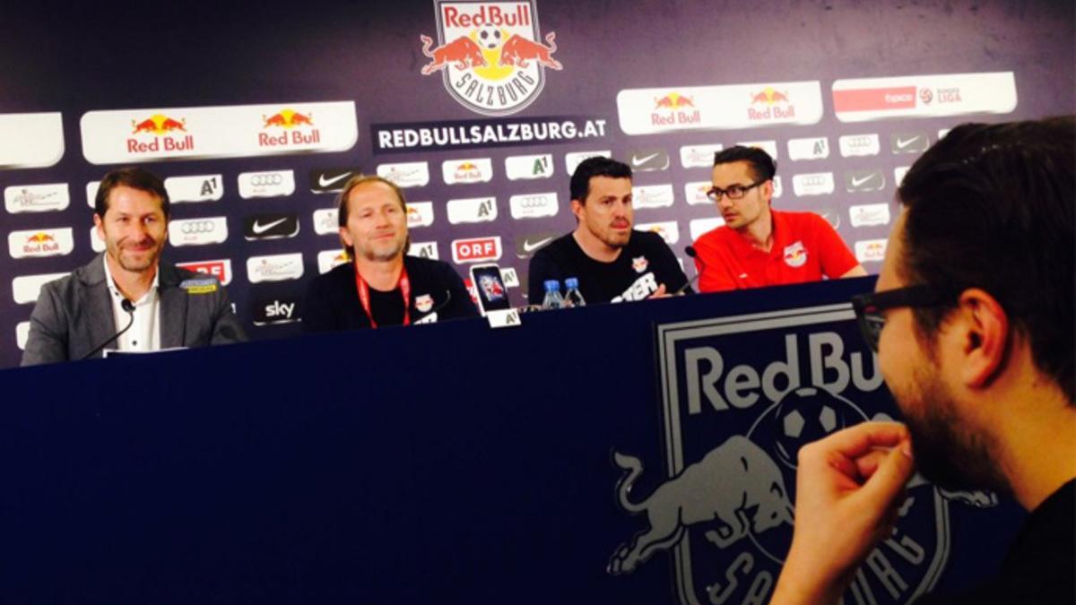 Òscar, junto a su staff técnico, en la rueda de prensa posterior al partido contra el Sturm Graz