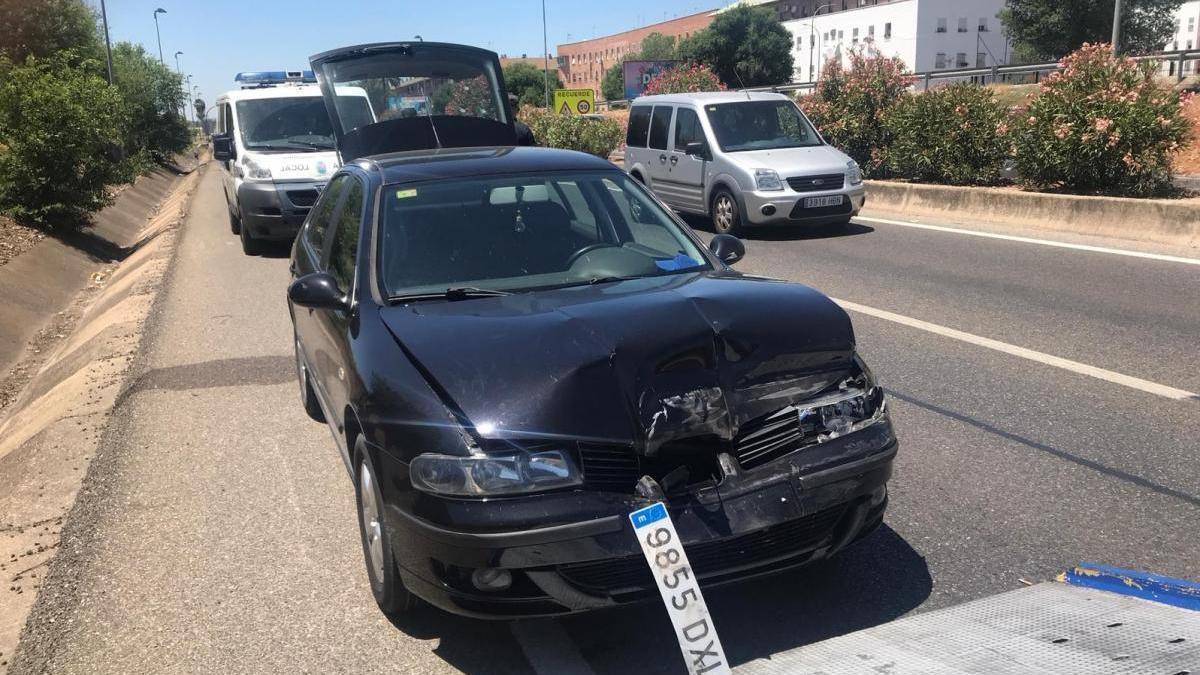 El vuelco de un coche de caballos provoca una colisión por alcance